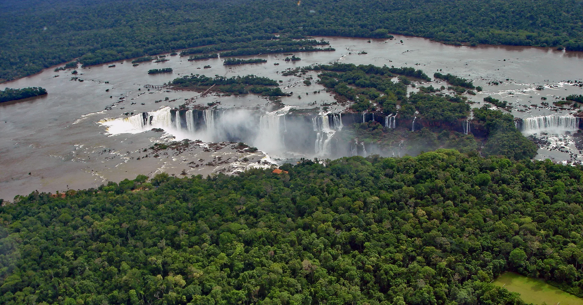 Où se trouvent les chutes d'Iguazú ?